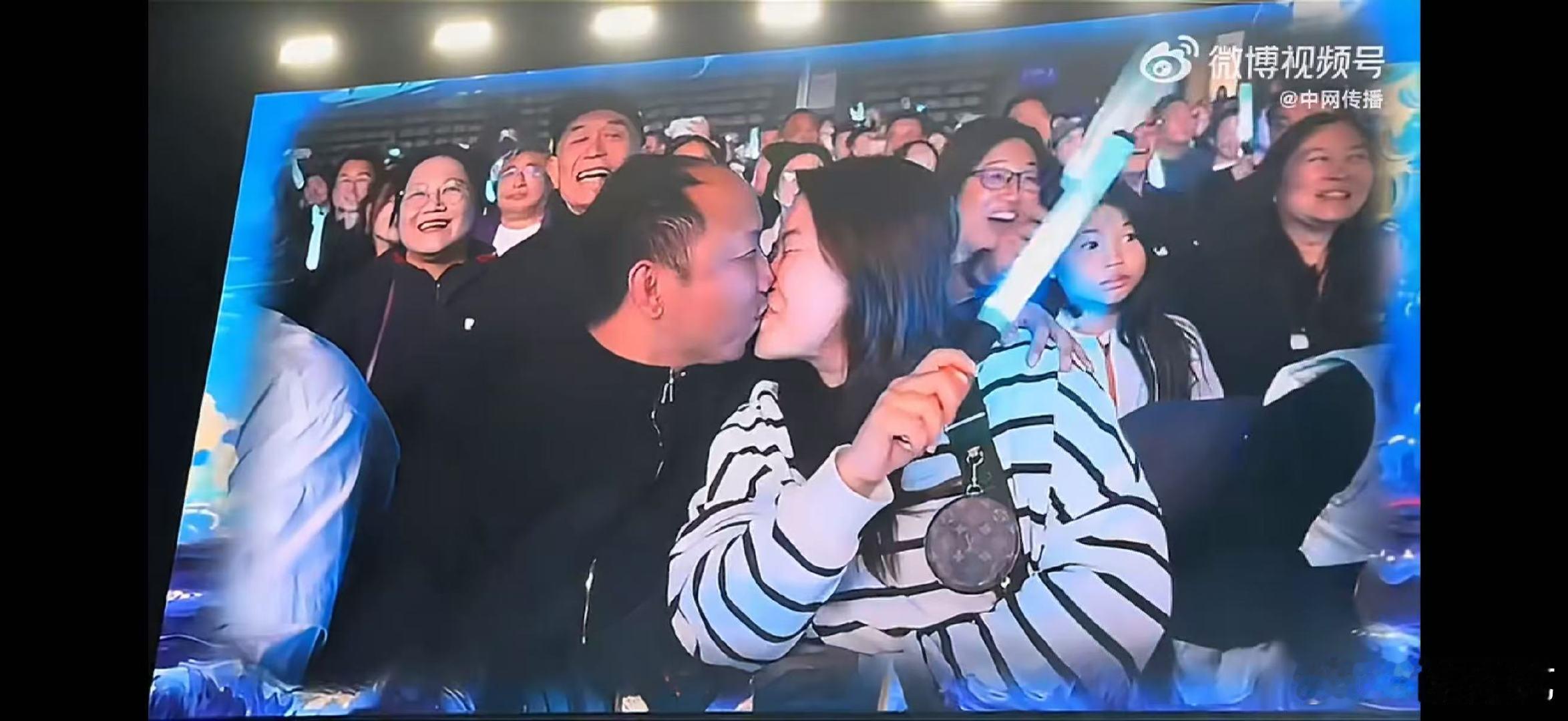 海来阿木深圳演唱会处处吻看完海来阿木深圳巡演又相信爱情了海来阿木深圳巡演太浪漫！