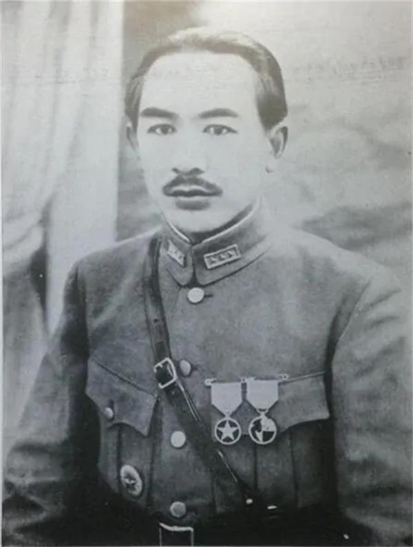 1942年7月，盛世才通过新疆驻莫斯科代表向斯大林和莫洛托夫递交密信，提出将新疆