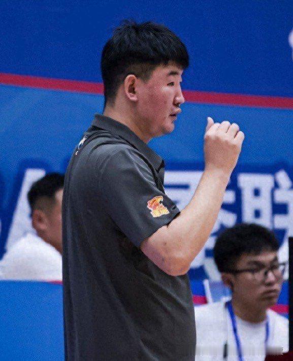 昨天的启东站夏季联赛，曹芷豪和曾繁日都上演了加盟新东家后的首秀，对手深圳男篮新帅