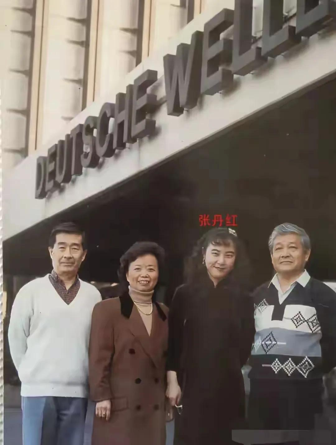 美丽才女如张丹红，她离过两次婚，依然敢结第三次婚。追求幸福的路上，她如此勇敢。婚