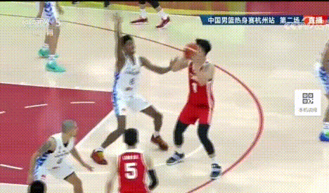 你甜瓜吗？王俊杰这单打好秀！
图1-2：持球先背打再接撤步中投。动作一气呵成相当