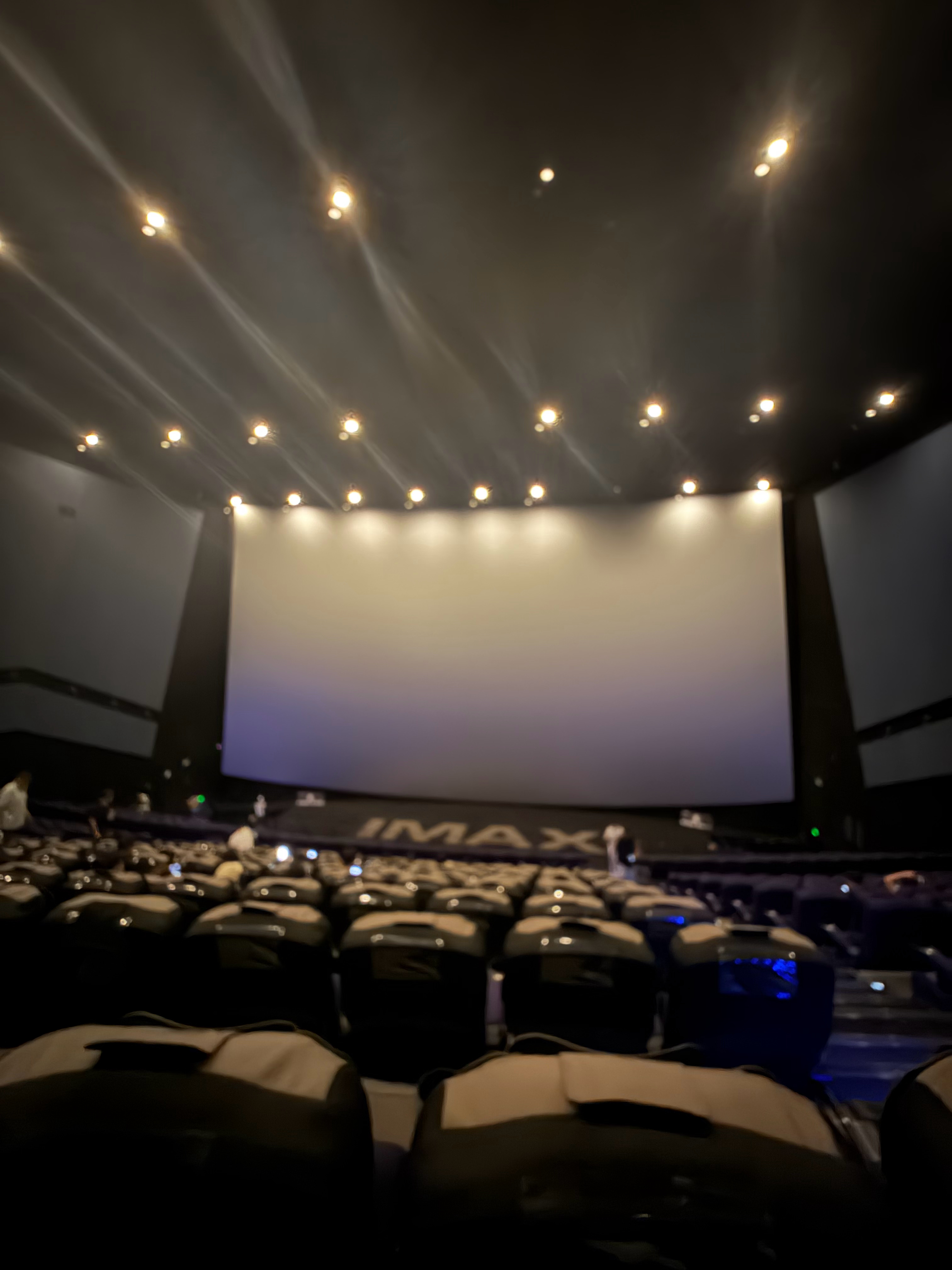 看完了，特意选的双激光IMAX‑GT厅，74.9元。电影上座率挺高，看了一眼8点