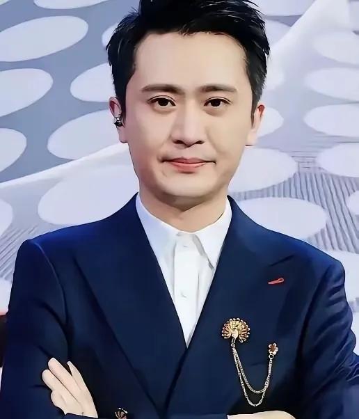 他英俊帅气，主持风格独特，
早晚会站在最高的舞台上。