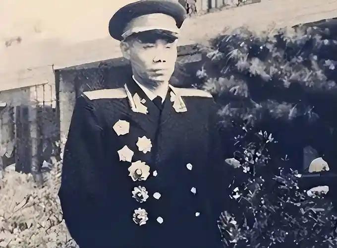 1977年，一个前途无量的部队干部被下放长江当渔夫，两年后收到一封仅八个字的信，