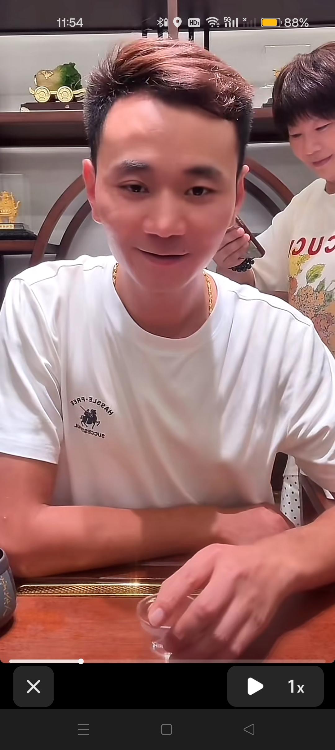 怀远说：我爸今年才57，正是奋斗的年纪呢，人家说70岁还在奋斗呢！我老爸给我挣钱
