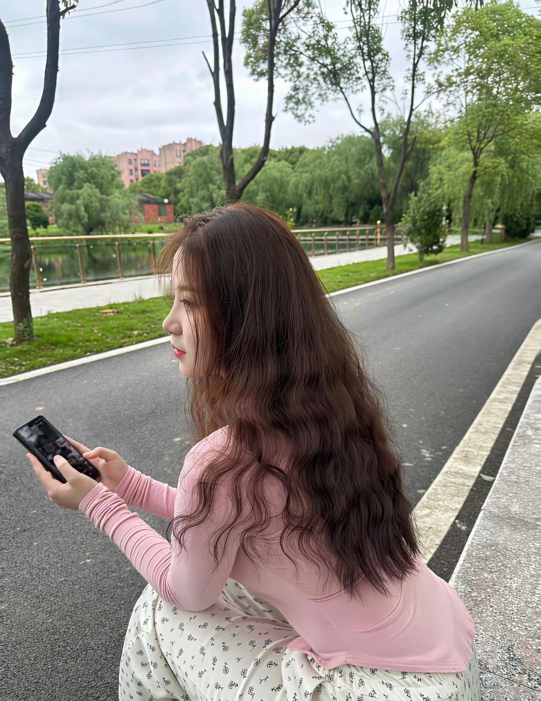 在绿意盎然的公园里，享受悠闲的午后时光。🌳📱