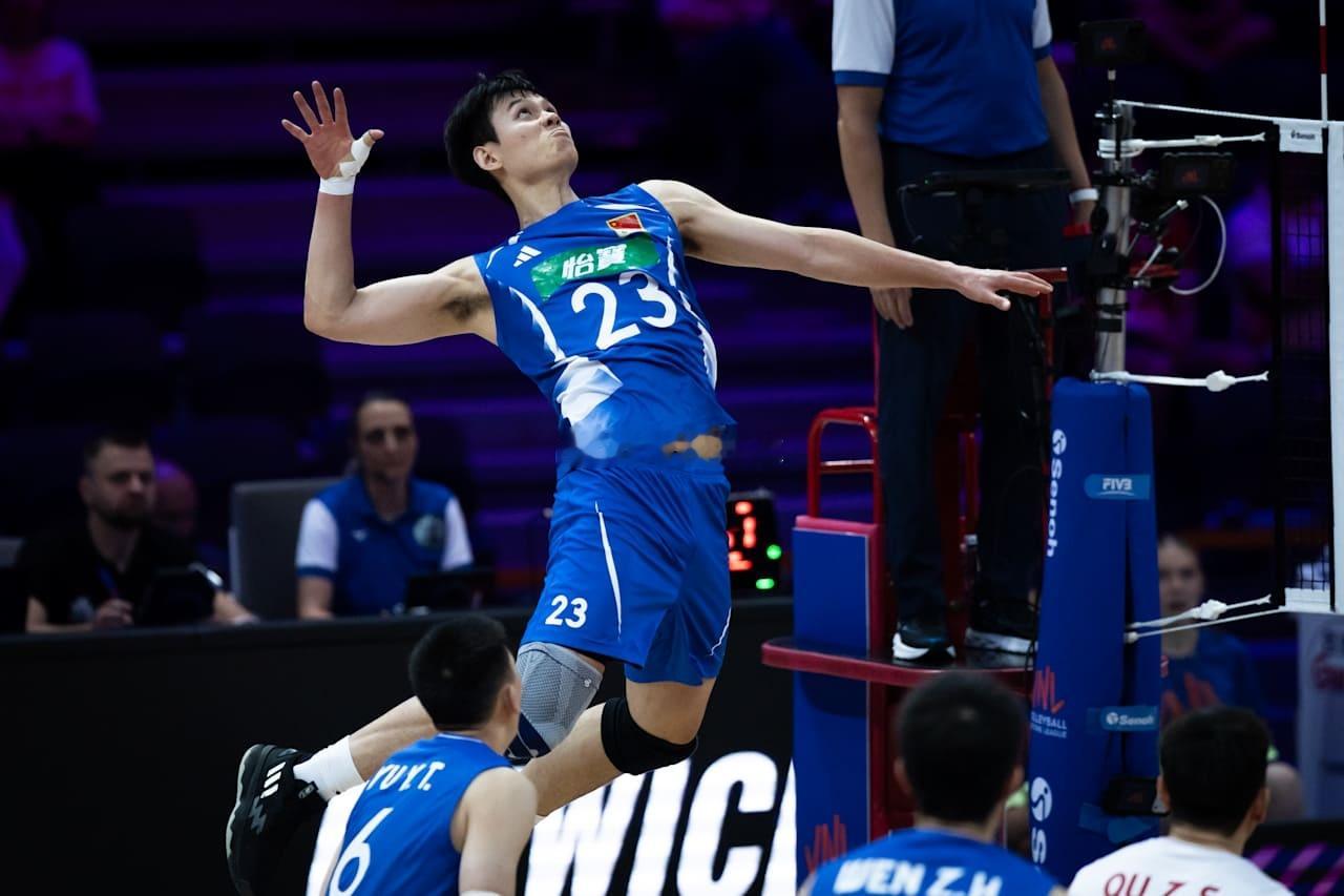 王滨两局12分（20扣11中1失误0被拦、1发）扣球成功率55%、扣球效率50%