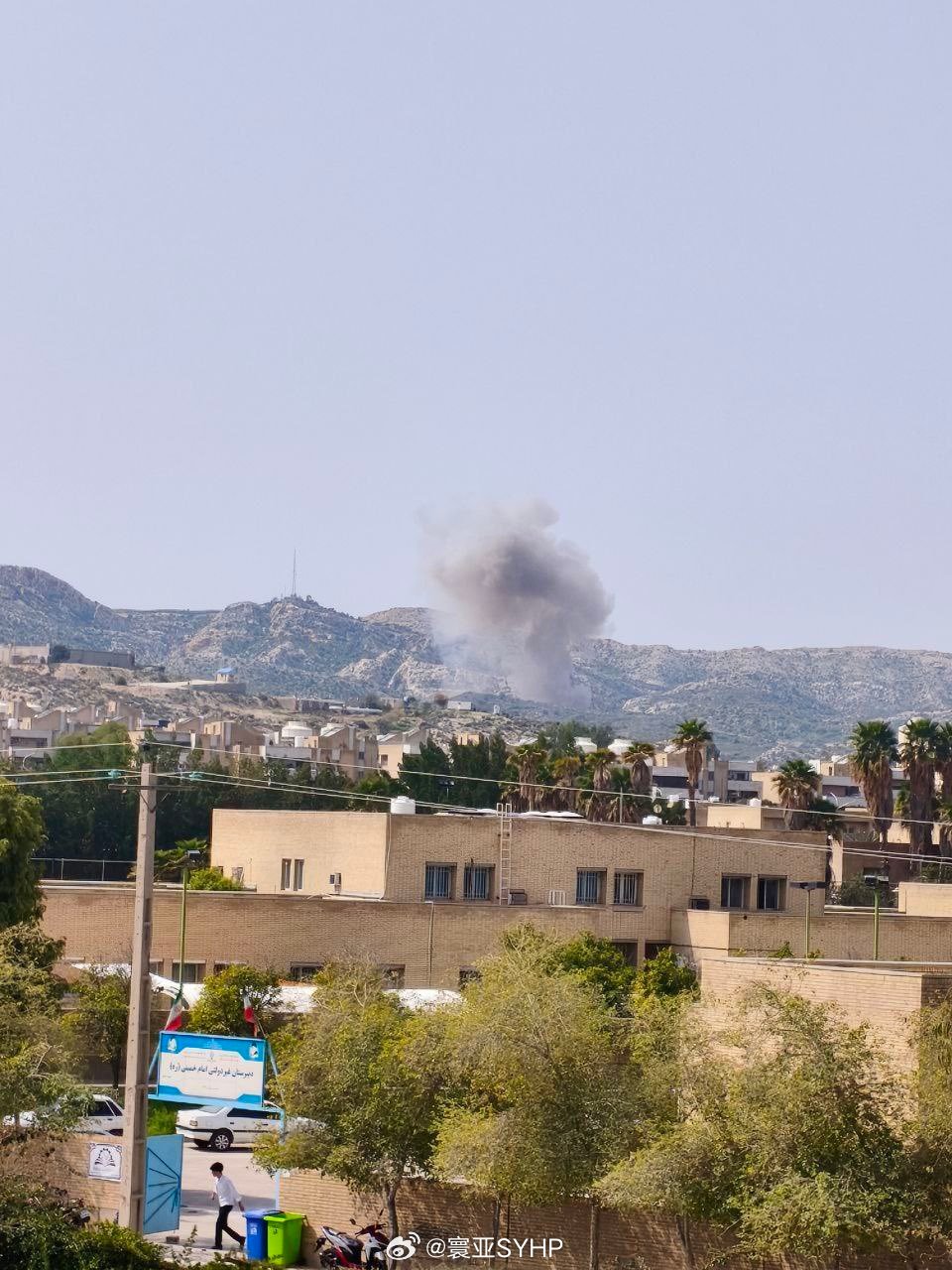 特朗普宣布美军袭击伊朗伊朗记者：美国再次趁伊朗寻求外交斡旋之际发动攻击。这又是一