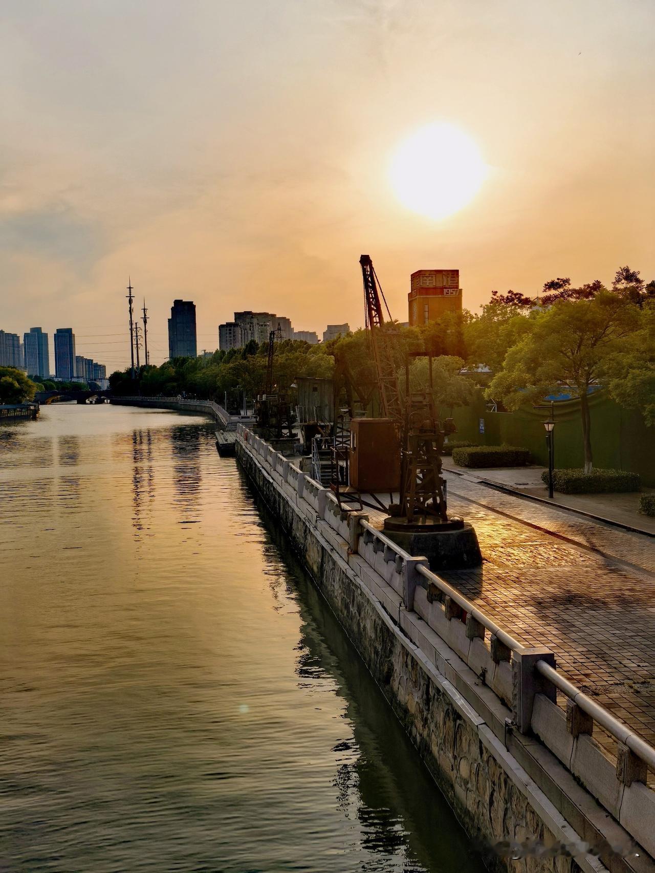 初夏江南，大运河畔看日落。
夕阳西下，断肠人在天涯。