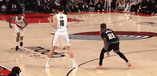 杨瀚森这记传球，活脱脱约基奇附体！
 
看这动图，杨瀚森在弧顶拿球，面对黄蜂21