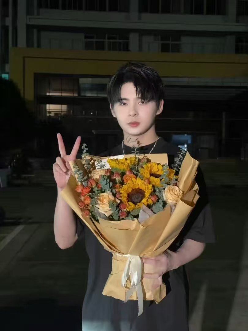 杀青快乐，拍摄一点很辛苦吧，要好好休息。伞兵短剧杀青 ​​​