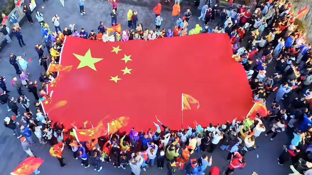 10月1日国庆，峨眉山金顶那场面太震撼了！海拔3079米的金顶，近5000名游客