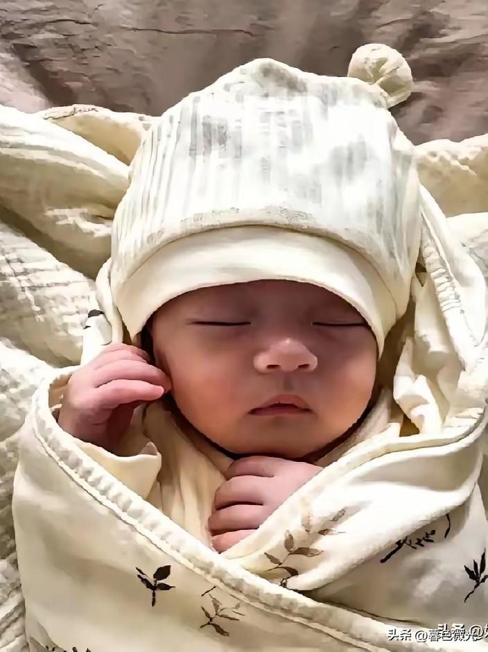 陕西一女子分娩时因羊水栓塞，不幸离世，丈夫在妻子走后不久便外出打工，临走前丢下一