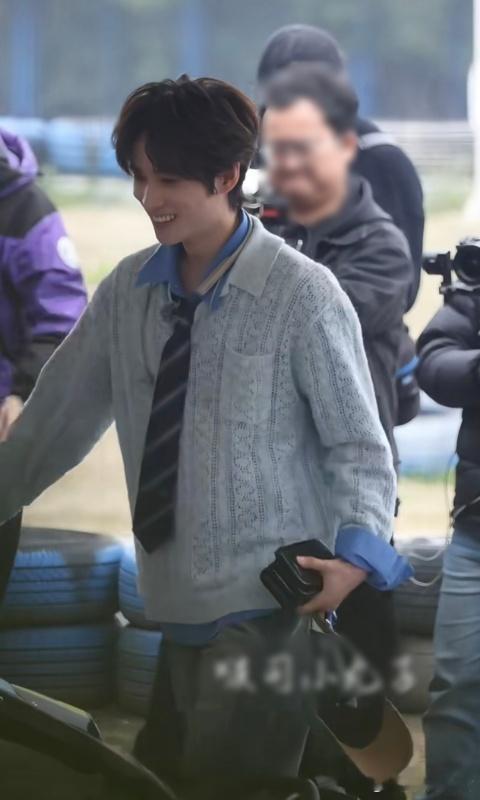 井胧常华森选秀藏手机 看着选手们的“默契”，不禁让我想起那段青涩的日子。为了与外