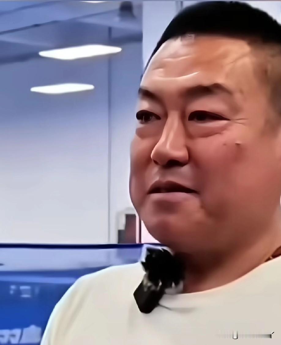 看梁靖崑比赛比王皓、肖战、志强更紧张的人出现了，不是别人，正是梁靖崑的老爸，心都