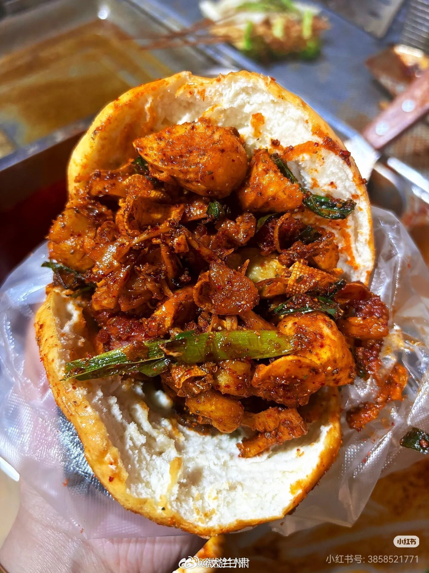 甘肃烧烤夹饼直接在北京爆火出圈！甘肃烧烤夹饼火到北京还没到饭点门店前就排起长队，