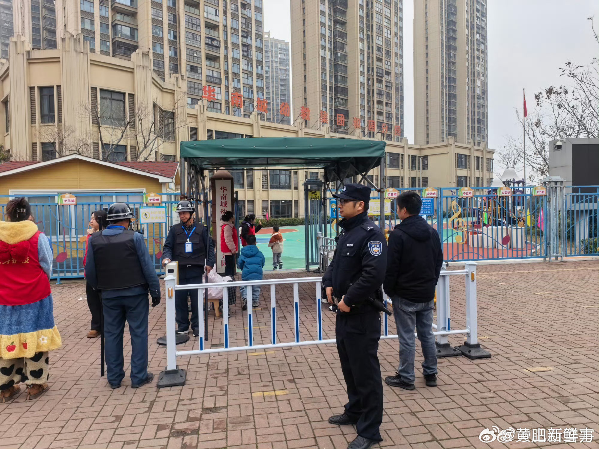 【合肥肥西警方护航开学季 】3月4日，2026年春季开学首日，合肥肥西公安民警辅