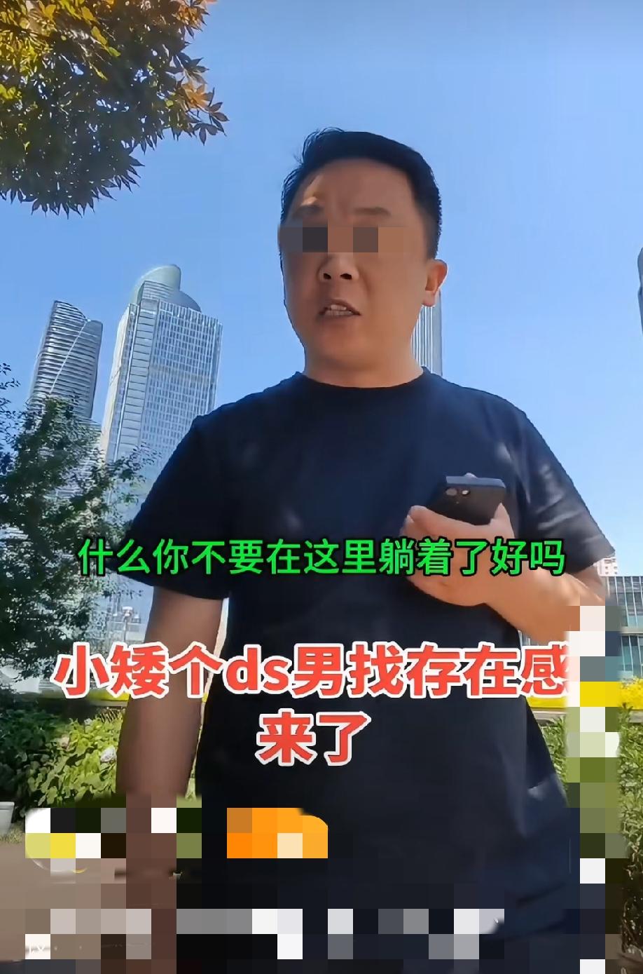 女子脱了鞋躺在公园的椅子上休息，男子制止引起热议……
部分外地网友觉得男子管的多