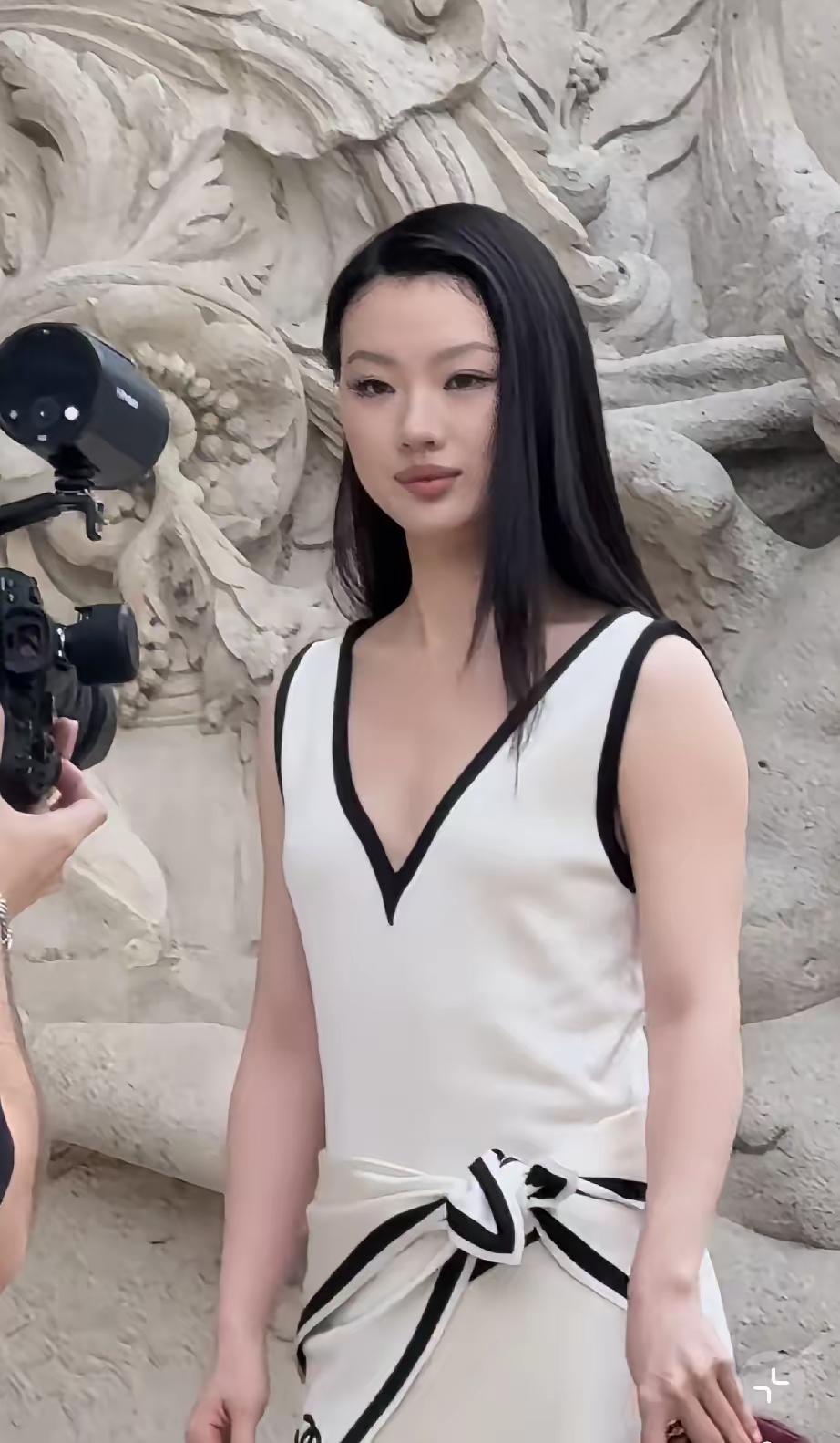 单依纯为什么越来越普了？成名带来的星味贵气呢？

  单依纯贵位小天后，新生代第