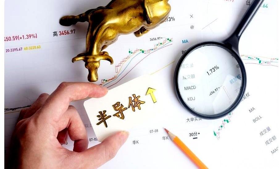 市场里，那群“抱团”的钱，就像一块怎么也掰不开的硬骨头，死死卡在那里。所有人都盯