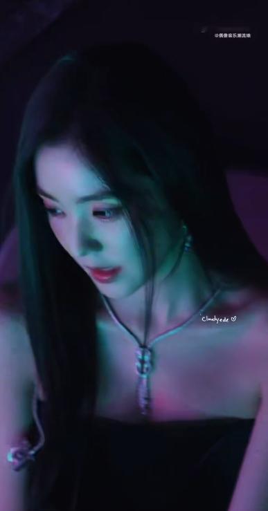 谁懂啊！裴珠泫红毯转身瞬间耳环突然消失，只留下完美骨相在镜头前360度无死角碾压