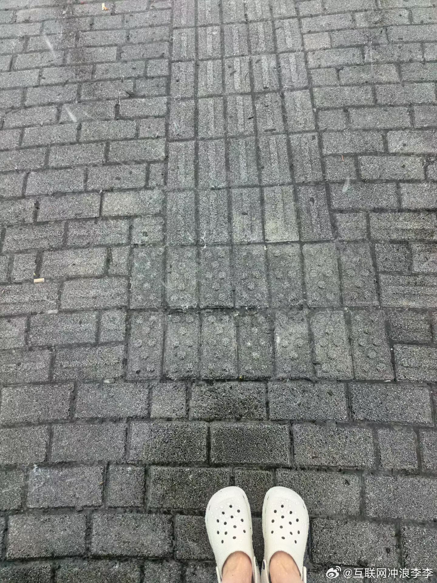 我的洞洞鞋不能沾水洞洞鞋就是雨天必备！办公室里全是洞洞鞋的咯吱咯吱响