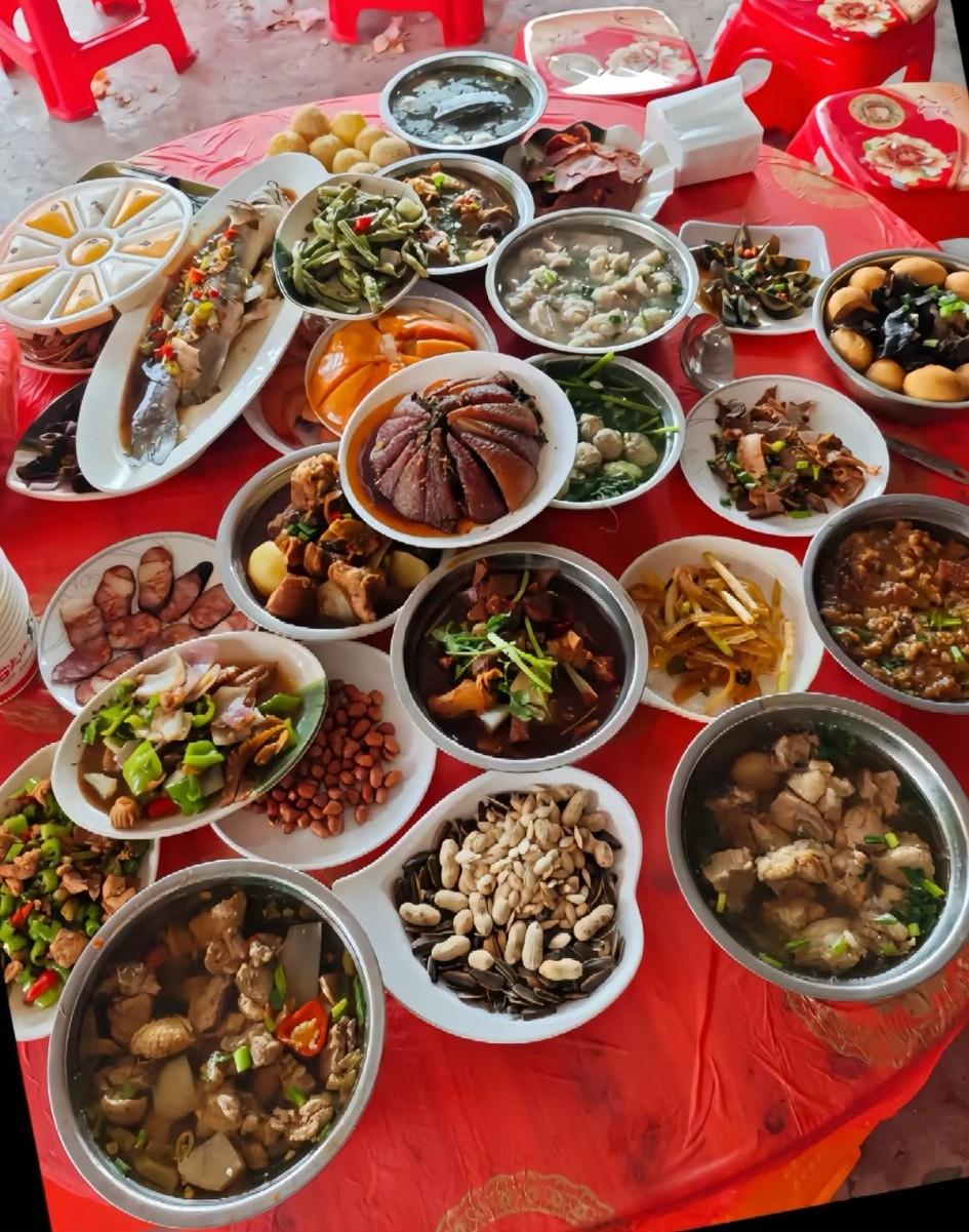 这是哪里的酒席？首先排除上海、江苏、浙江、福建、广东。
图片显示:最硬的可能就是