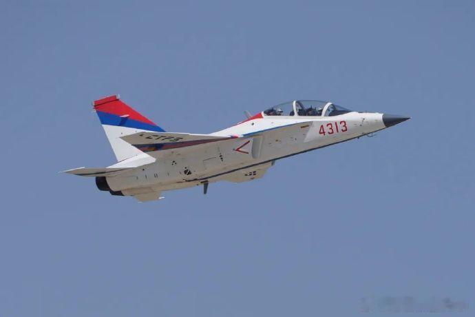 日耳曼赢学 图1是L15原型机使用400毫米雷达罩、图2是交付印尼空军的阵风使用