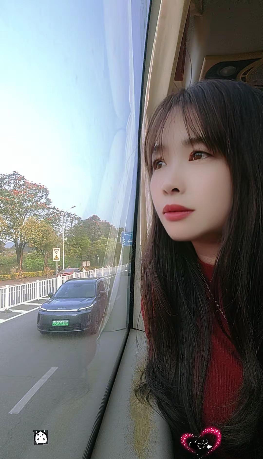 一半是旅途风景，一半是满心欢喜， 把生活的琐事暂时丢在风里，  去赴一场阳光与远