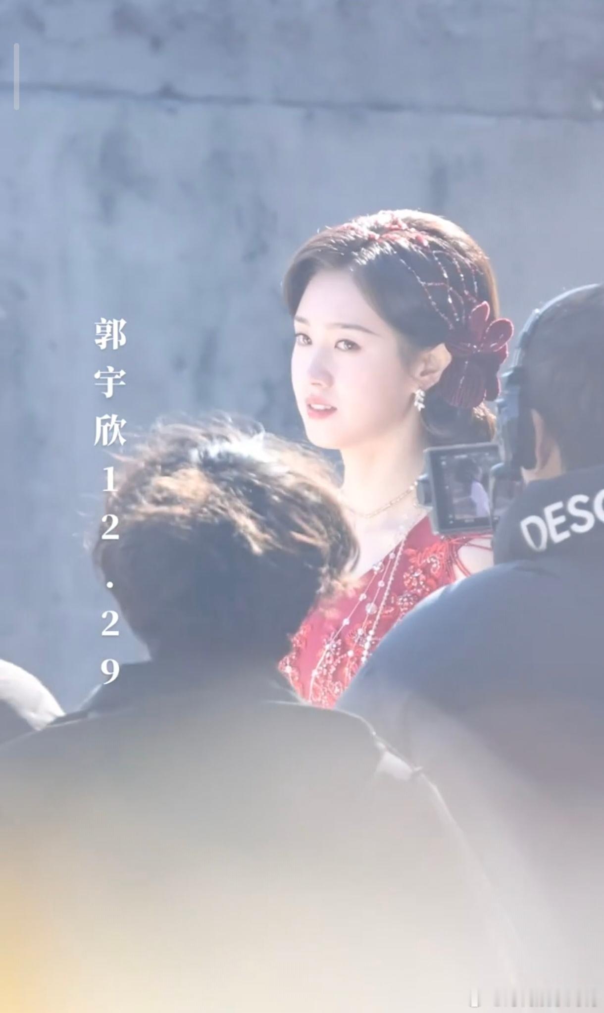 郭宇欣玉簟秋红衣造型郭宇欣《玉簟秋》今日造型路透有，一身红色超好看，注意保暖哦～