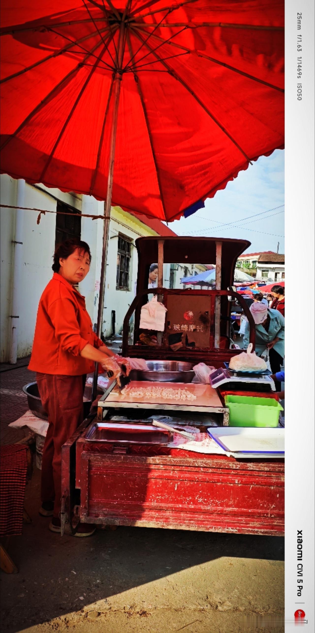 农贸市场后门口摆着一个面皮摊子，早餐吃了面皮店的，顺手再买几张切好的面皮，可以下