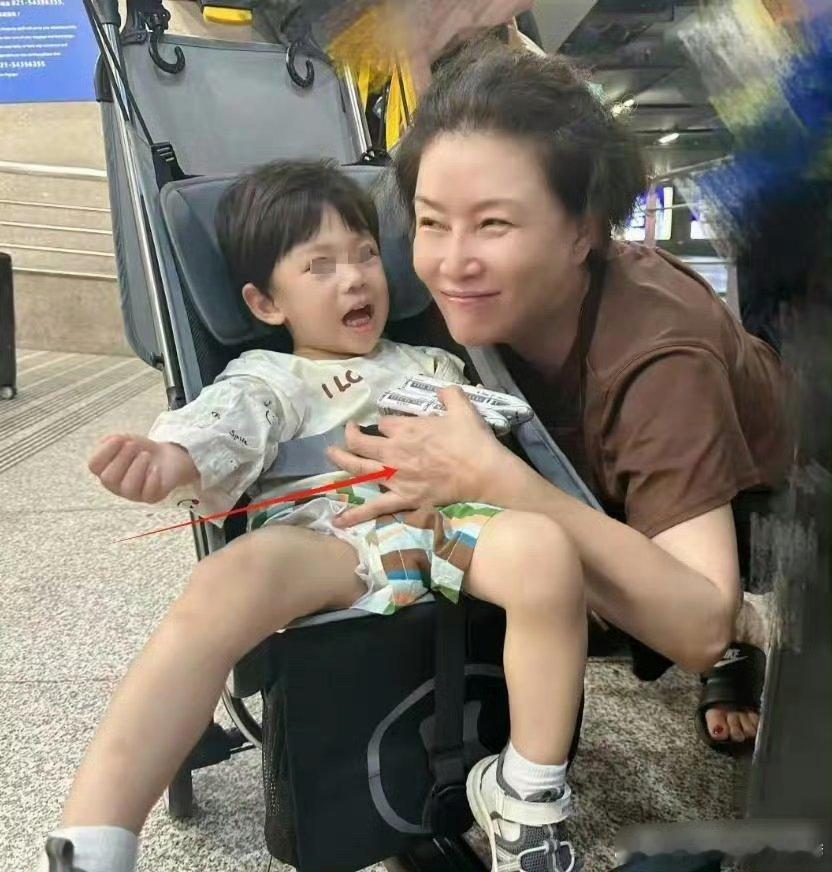 66岁的上海演员朱茵近照曝光出来了，素颜状态很好，皮肤保养的不错 ​​​