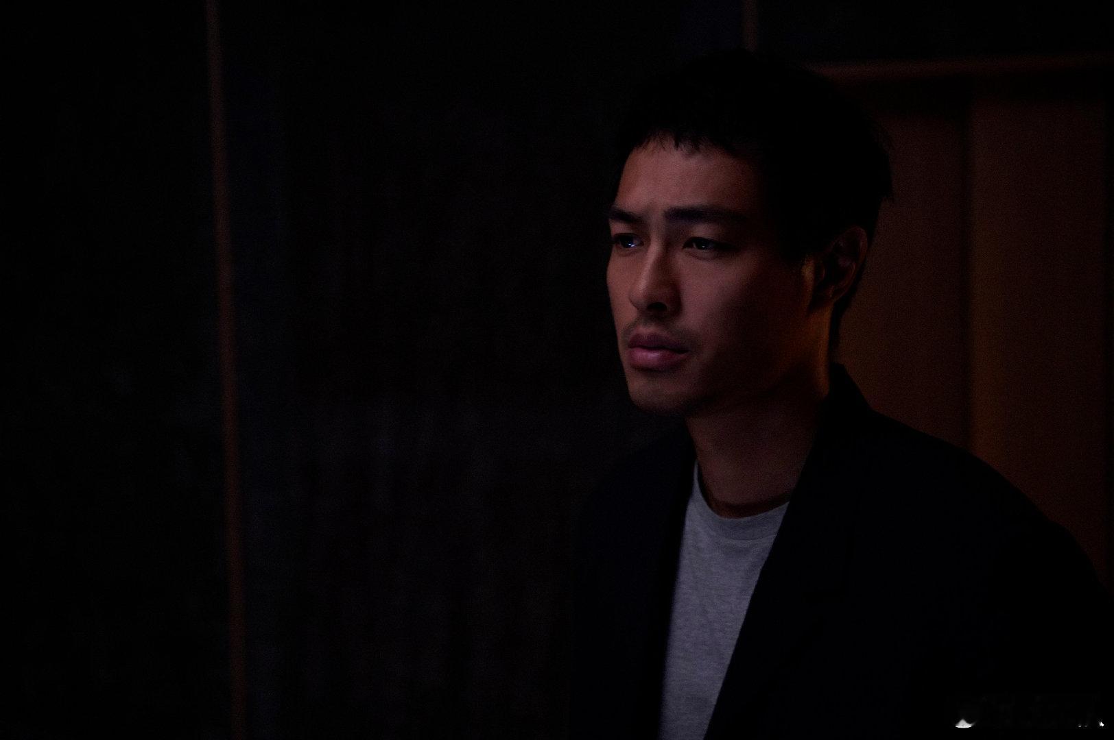 千禧年的音乐圈是什么样？杨祐宁带你穿越回去看看。全新的剧照质感满满，复古的色调下