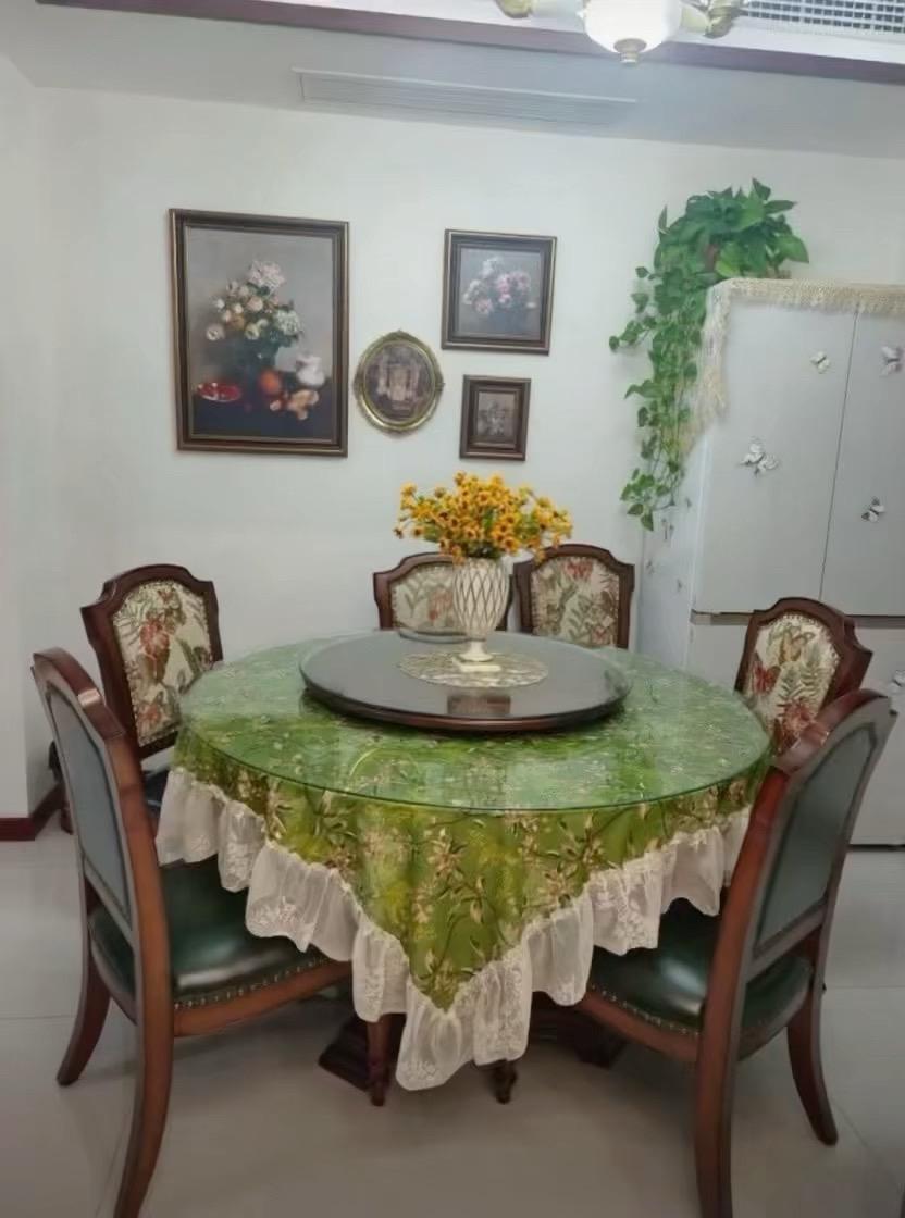 自带柔焦效果的貂绒肌理，雅致花色复刻法式浪漫。垂坠感满满的纱质花边摇曳...