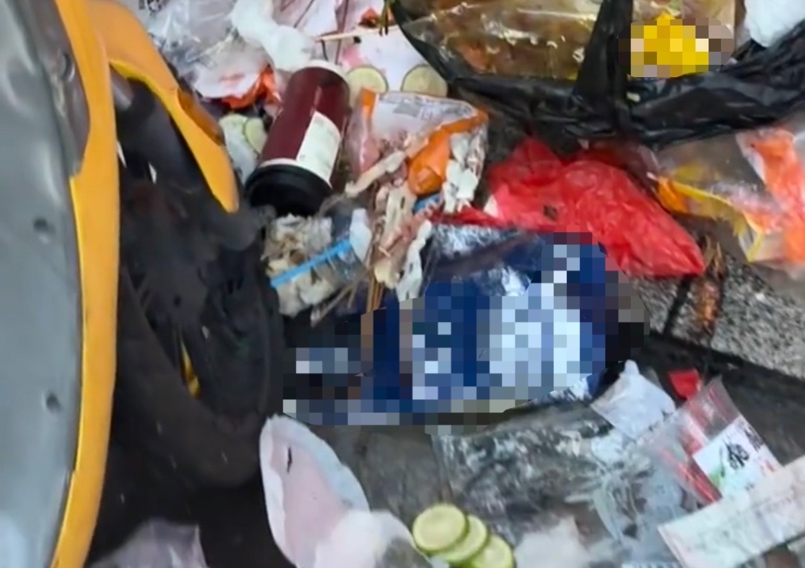 【玉林街头一路边摊烤串卖不完丢垃圾桶】6月21日，网友爆料称：玉林市街头的一个路