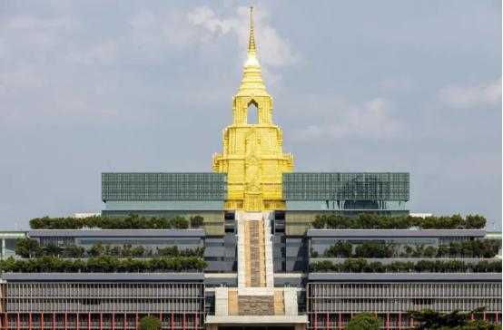 泰国最近的政坛像被按下了慢放键，新国会早就选完了却迟迟没有总理，政府也没法正式开