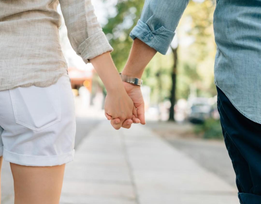 这下
还没结婚的人又要慌了
因为昨天刚颁布的新规
婚前同居也被认定为家庭成员了