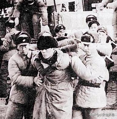 1978年的浙江黄岩县宁溪村，几名公安干警撬开村民王金英家卧室的青石板，发现石板