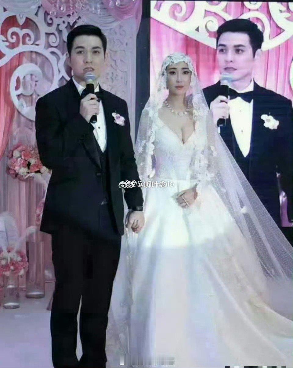 这婚纱确实是太尴尬了，毕竟那么多亲朋好友在现场 