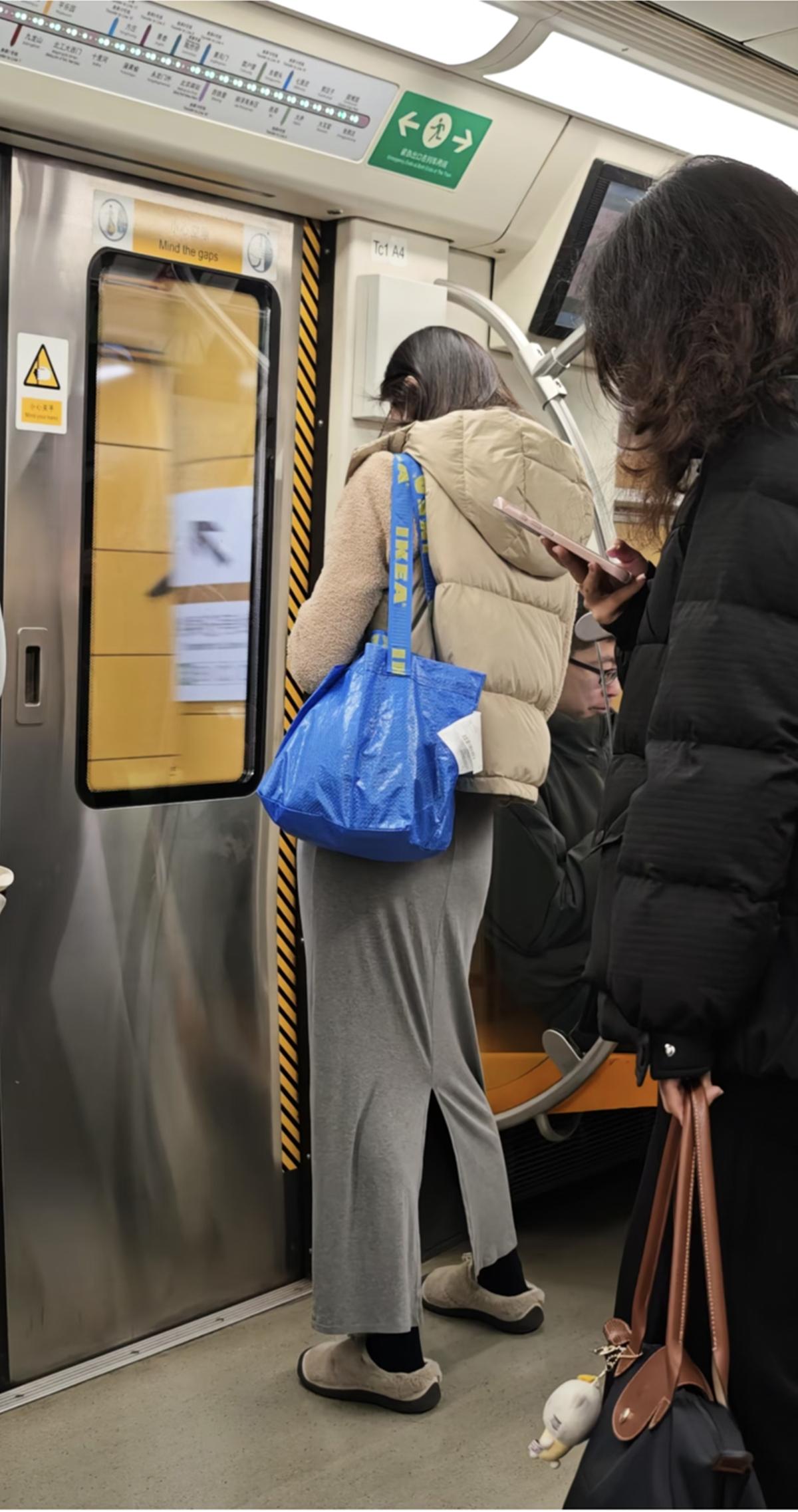 北京的年轻人开始流行背几块钱的包了？

5块钱的包

真的有人会背着上班？

北