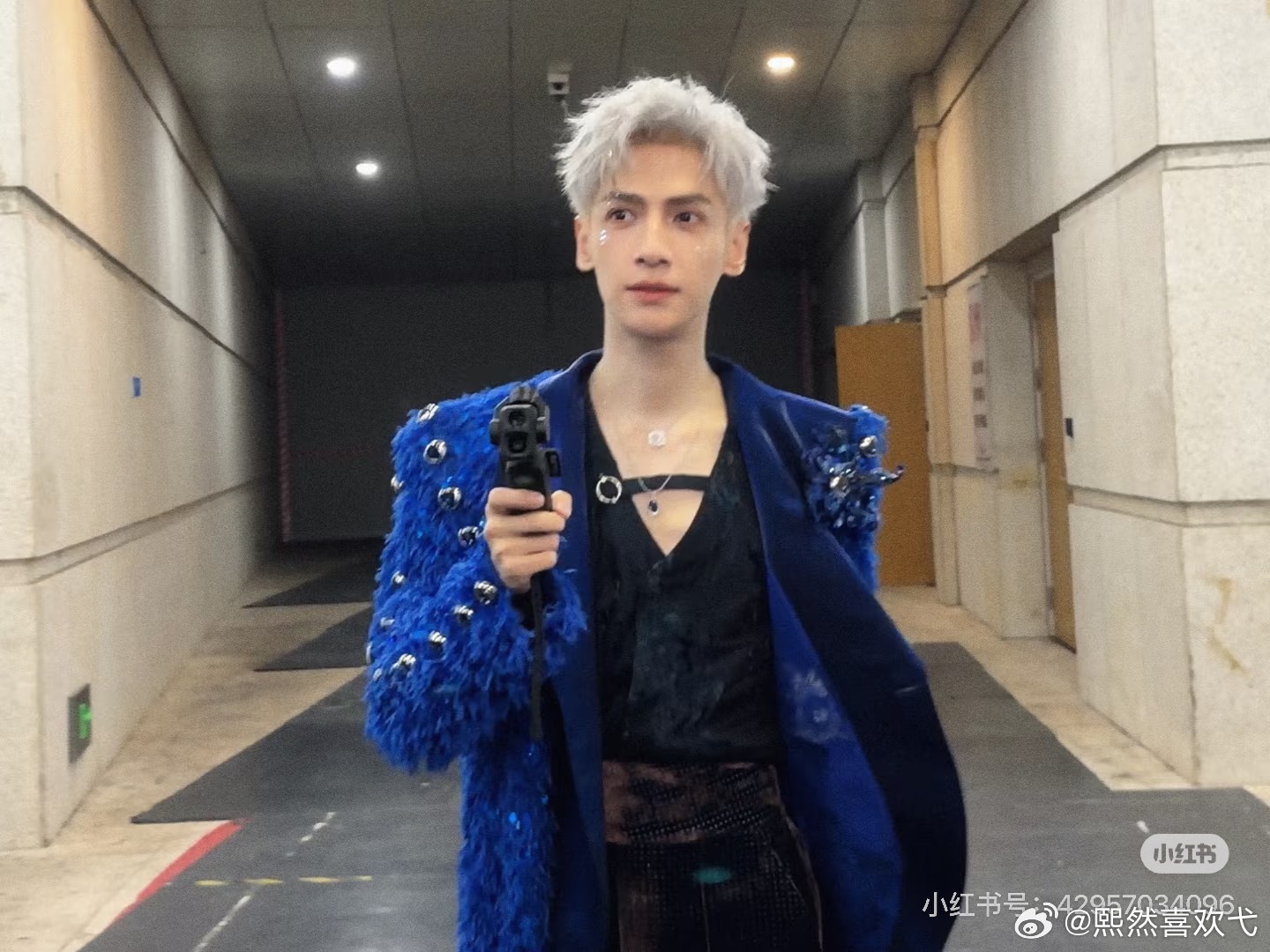 拂晓微光漫过尘世，吹散漫漫长夜的怅惘。愿你保有心底的柔软与坚定，不惧前路起伏，接