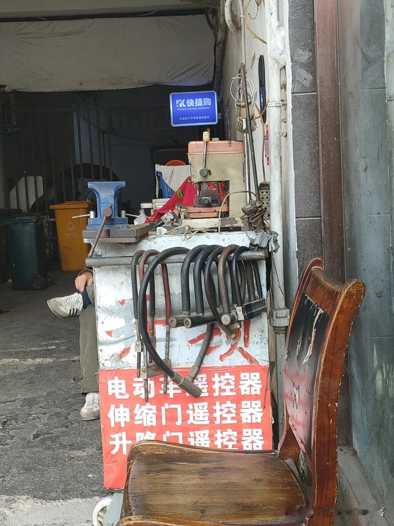 
🌅晨光里，街角一抹旧影，修鞋摊静静铺展，久违的熟悉，又带着丝丝陌生。👣
记