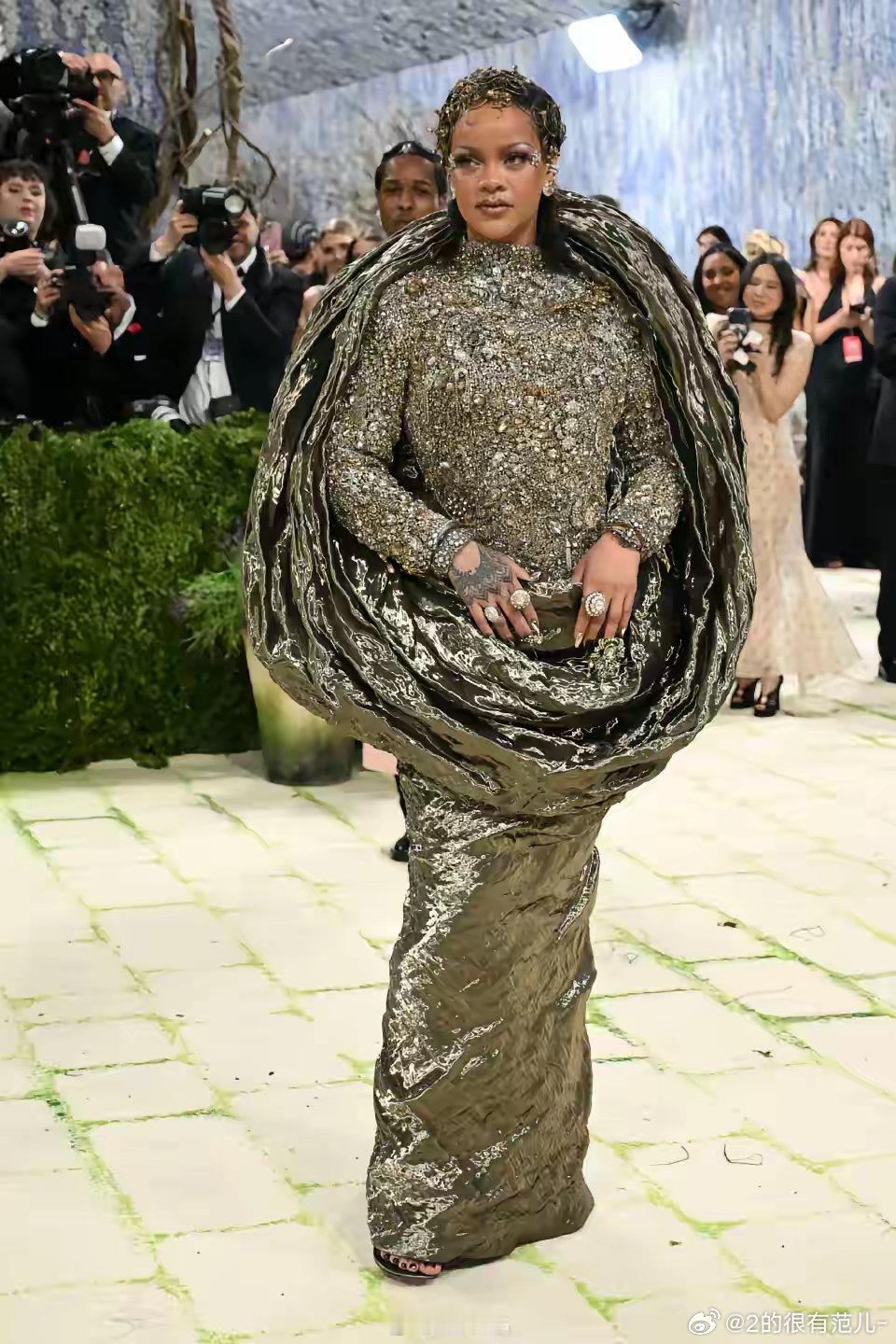 时尚潮流来啦！MetGala2026红毯，十大雷人造型：1，Lisa白素贞头顶蚊