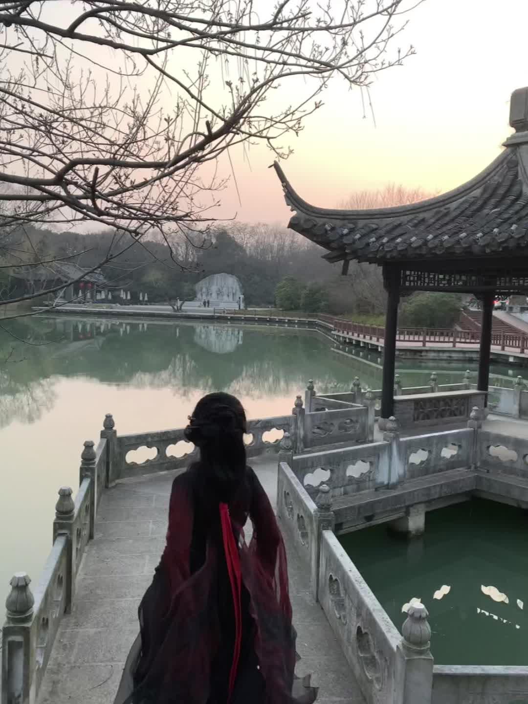 憾无穷 人生长恨水长东