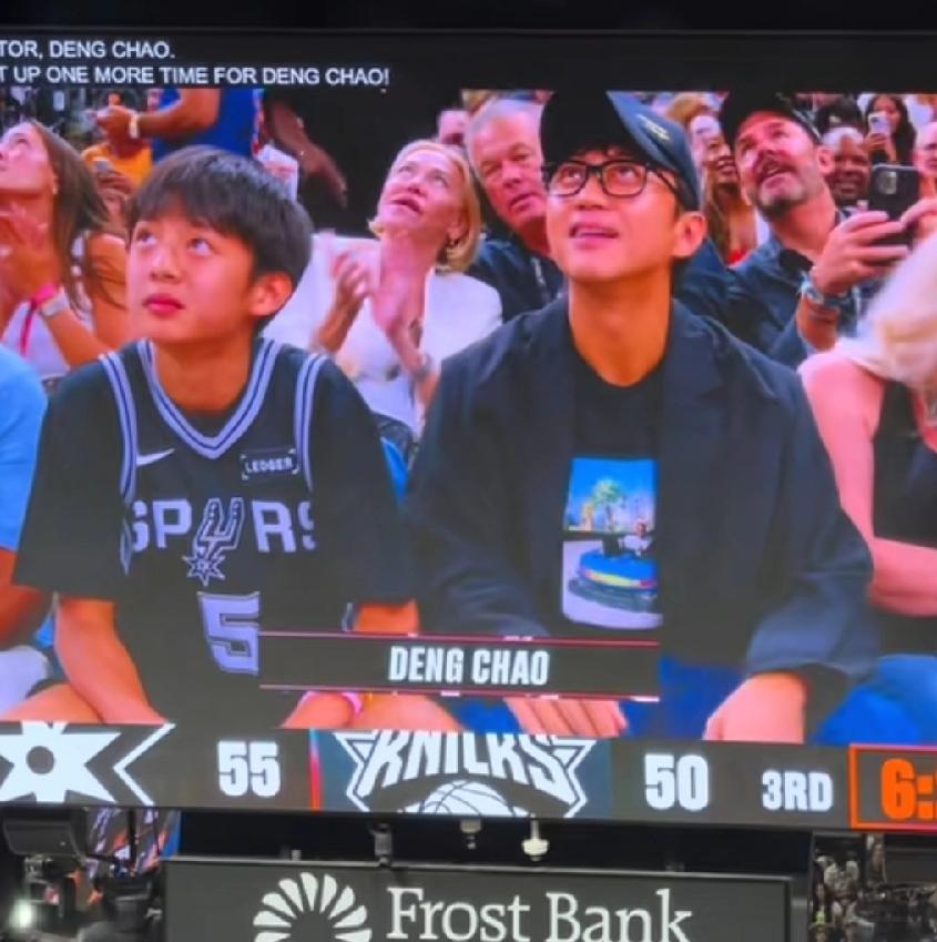 邓超带着儿子等等，跑到美国现场，观看NBA总决赛，这是真球迷，培养儿子篮球运动真