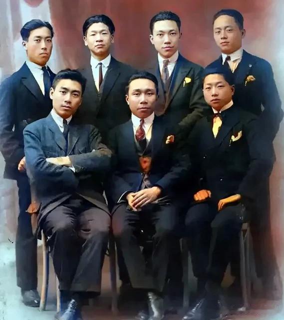 他们都是“追梦人”！1921年法国巴黎七位青年才俊聚在了一起。其中有一位他温文尔