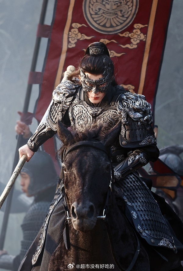 北京时间官方账号发的檀健次《何不同舟渡》骑马路透夸檀健次演绎的谢却山沉稳霸气，尽