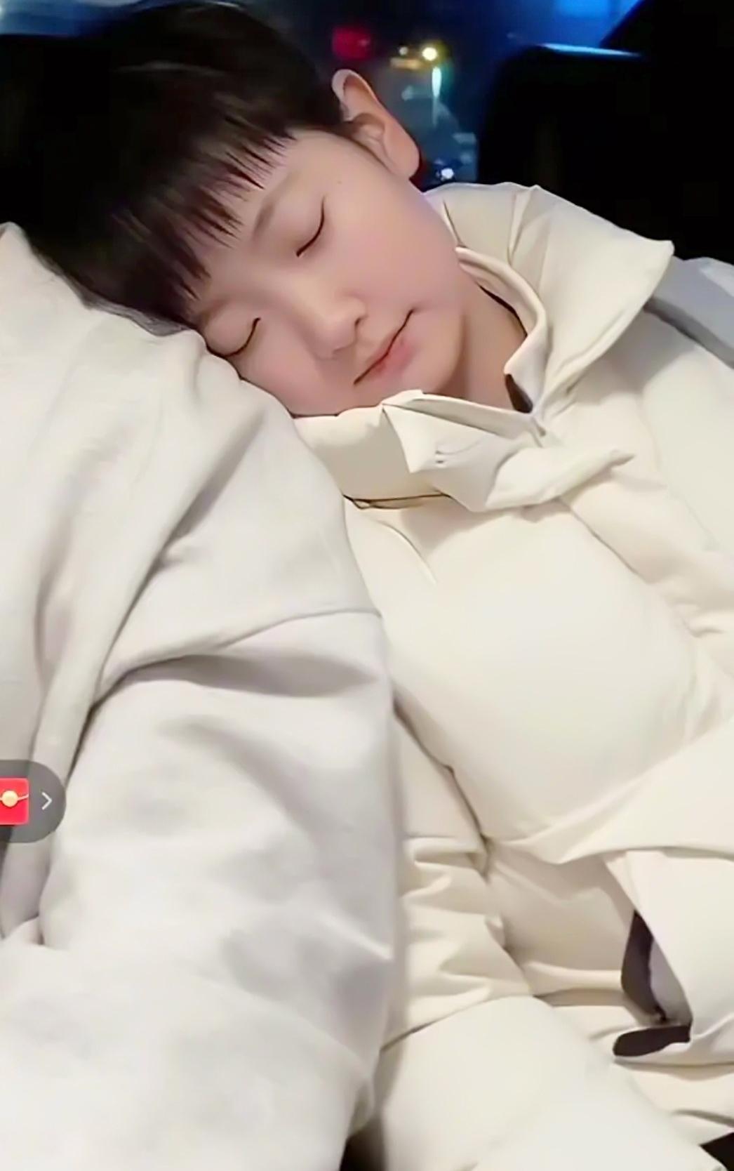 孙颖莎，好一个睡美人！直接被她美晕了！

瞧瞧这画面，那雪白的羽绒服一衬，她的小