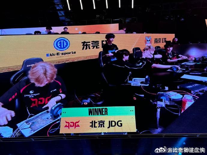 JDG突围赛再吃一鸡 突围赛再吃一鸡✨，打得也太丝滑了吧~配合默契，这实力真的没