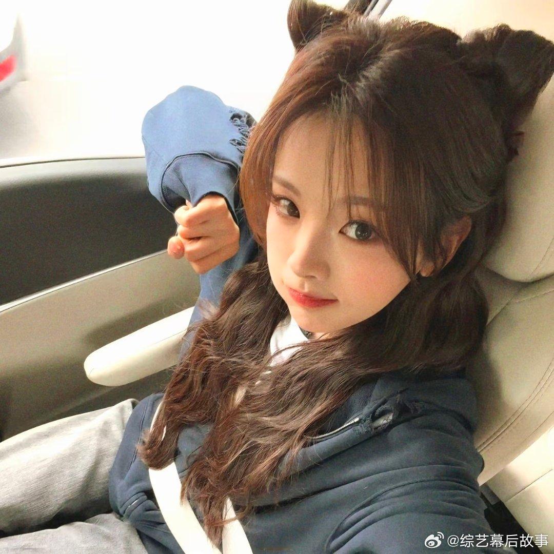 请杨超越把猫耳朵半永久杨超越戴上软乎乎的猫耳搭配精致甜妹脸蛋，整个人元气感爆棚，
